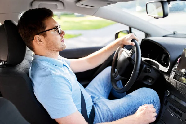 Mężczyzna lub kierowca w okularach jazdy samochodem w lecie — Zdjęcie stockowe
