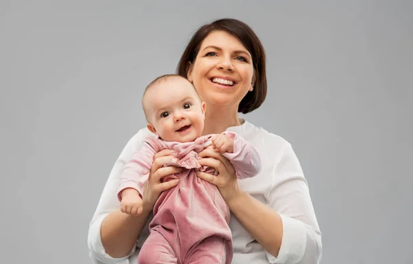 Glad medelålders mamma med liten dotter — Stockfoto