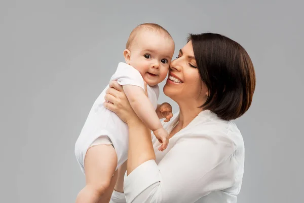 Glad medelålders mamma med liten dotter — Stockfoto