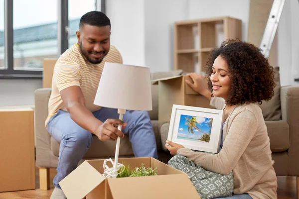 Heureux couple boîtes d'emballage et déménagement à la nouvelle maison — Photo