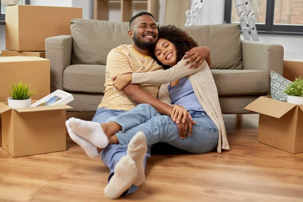 Glückliches Paar mit Umzugskartons im neuen Zuhause — Stockfoto