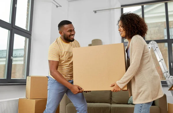 Casal feliz com caixas se movendo para nova casa — Fotografia de Stock