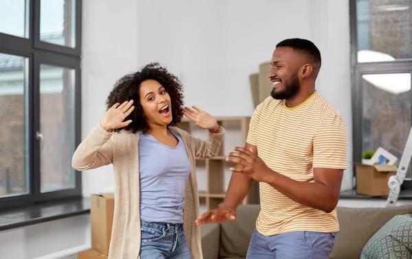 Счастливая пара переезжает в новый дом и танцует — стоковое фото