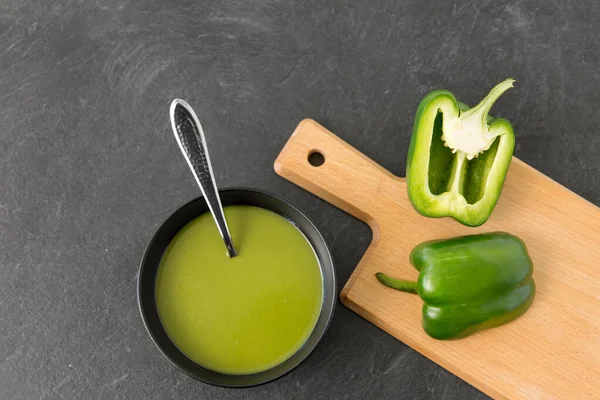 Πράσινη πιπεριά ή κρέμα πάπρικα σούπα σε μπολ — Φωτογραφία Αρχείου