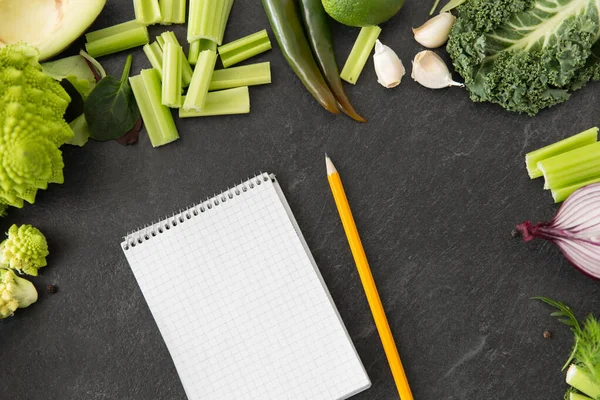 Gröna grönsaker och dagbok med tomma sidor — Stockfoto