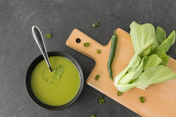 Bok choy sopa de creme de repolho chinês na tigela — Fotografia de Stock