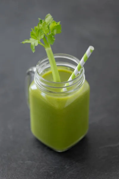 Primo piano di tazza di vetro con succo di sedano verde — Foto Stock