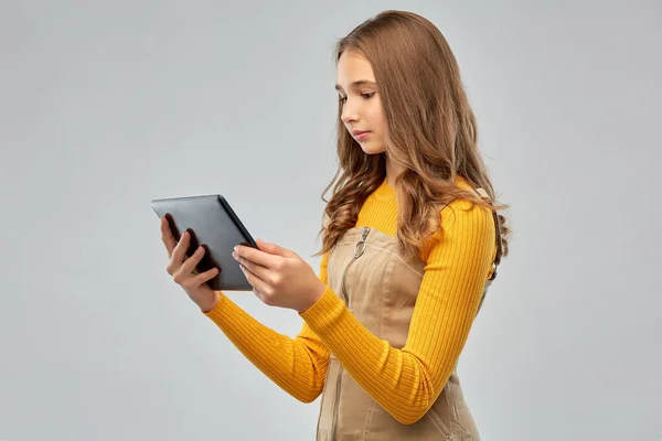Adolescente usando tablet computador — Fotografia de Stock