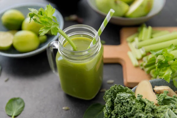 Zbliżenie szklanego kubka z zielonym sokiem warzywnym — Zdjęcie stockowe