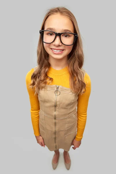 Улыбающаяся девочка-подросток в очках — стоковое фото