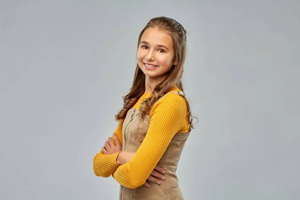 Glimlachend jong tiener meisje met gekruiste armen — Stockfoto