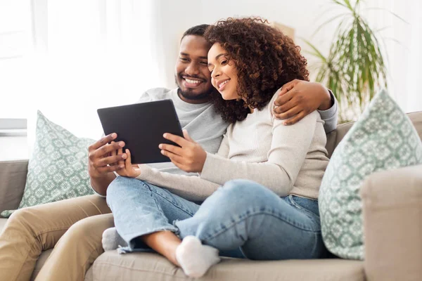Αφροαμερικανό ζευγάρι με tablet pc στο σπίτι — Φωτογραφία Αρχείου