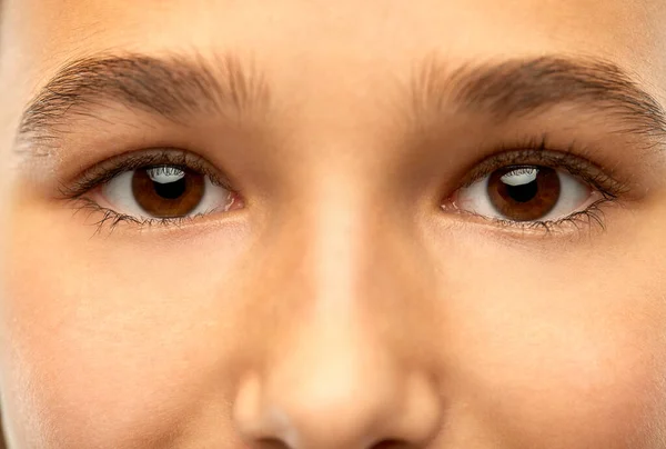 Primer plano de la cara de chica adolescente con ojos marrones —  Fotos de Stock