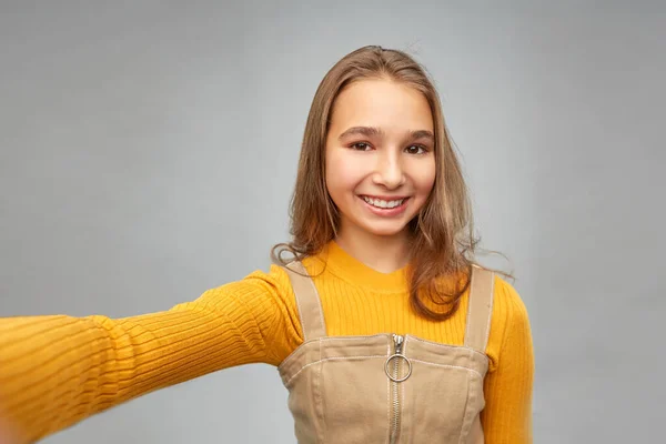 Счастливая девочка-подросток делает селфи — стоковое фото