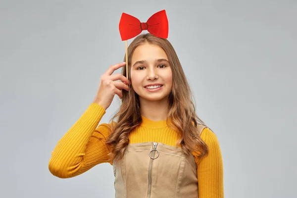 Feliz adolescente chica con rojo bowtie partido accesorio — Foto de Stock