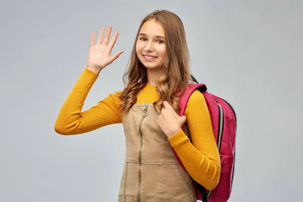 微笑着十几岁的中学生，背包里的女孩 — 图库照片