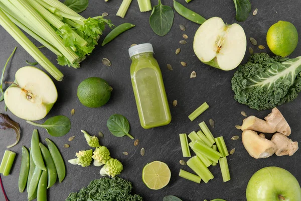 Primo piano di bottiglia con succo verde e verdure — Foto Stock