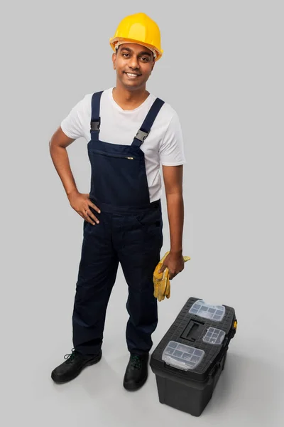 Feliz construtor indiano no capacete com caixa de ferramentas — Fotografia de Stock