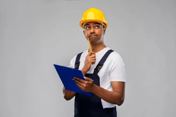Pensando construtor com prancheta e lápis — Fotografia de Stock