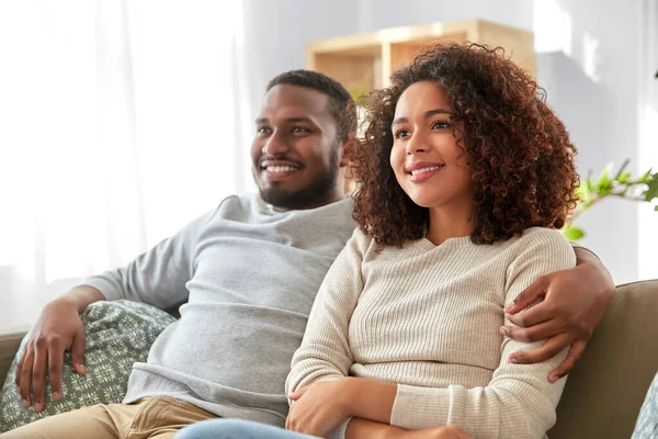 Feliz casal afro-americano abraçando em casa — Fotografia de Stock