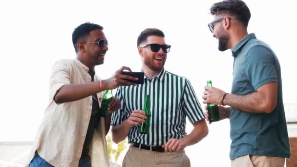 Homens com smartphone bebendo cerveja no telhado — Vídeo de Stock
