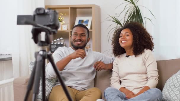 Pareja de video bloggers con cámara en casa — Vídeo de stock