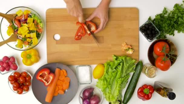 Young woman chopping pepper for salad at home — Stock Video