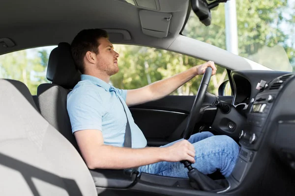 Férfi vagy vezető autót vezetni nyáron — Stock Fotó