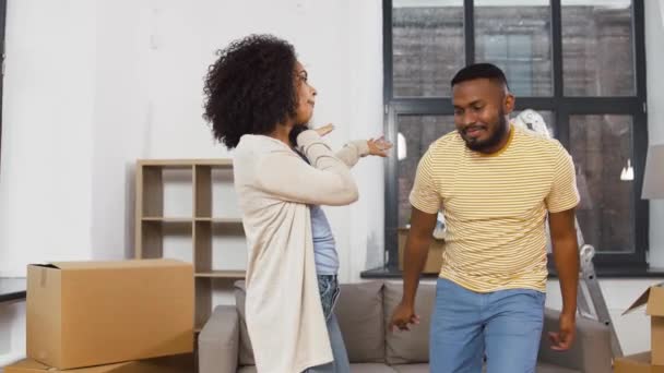 Casal feliz movendo-se para nova casa e dança — Vídeo de Stock