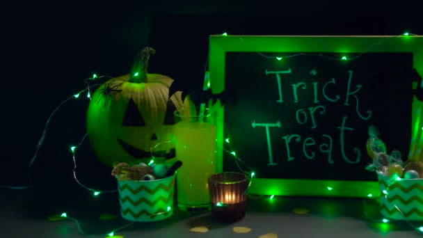 Pompoenen, snoepjes en Halloween decoraties — Stockvideo