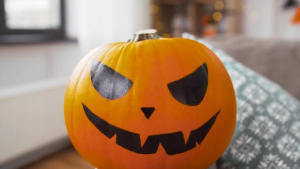 Jack-o-lantern pumpkin at home on halloween — Stock Video