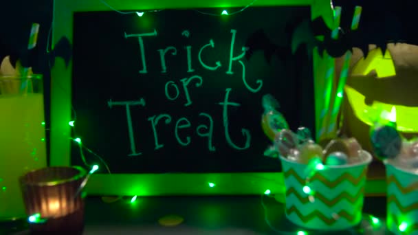 Sütőtök, cukorka és halloween dekoráció — Stock videók