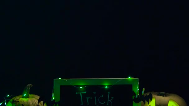 Calabazas, caramelos y decoraciones de halloween — Vídeos de Stock