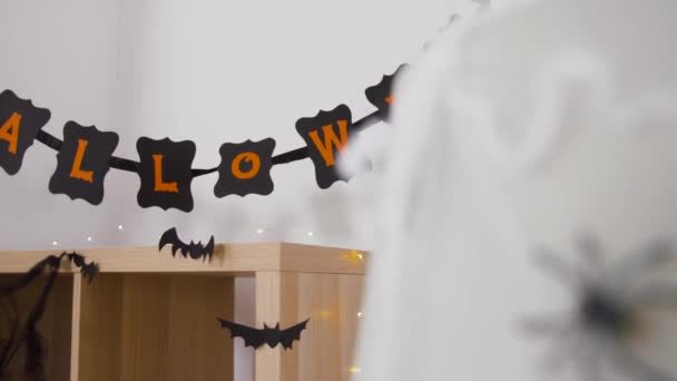 Halloween festa guirlanda ou banner e morcegos em casa — Vídeo de Stock