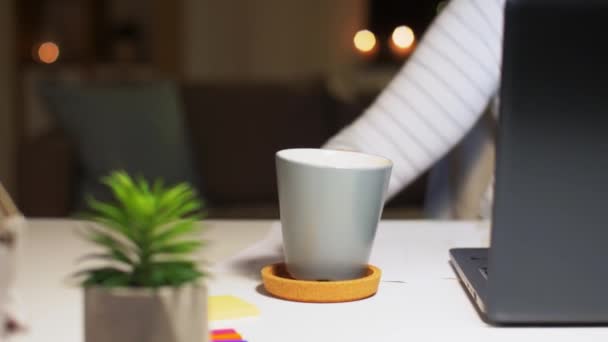 Seniorin mit Laptop trinkt zu Hause Kaffee — Stockvideo