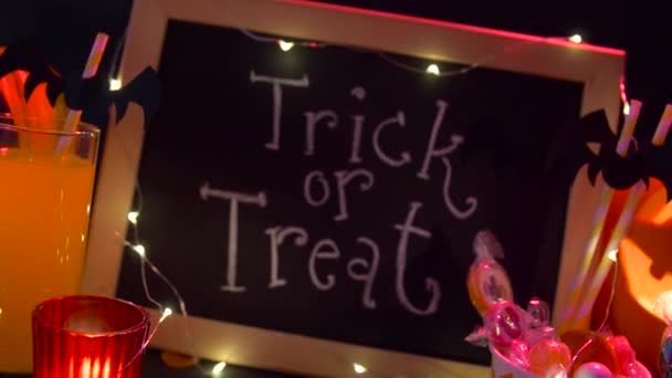 Pompoenen, snoepjes en Halloween decoraties — Stockvideo
