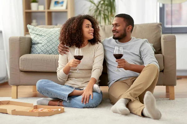 집에서 와인과 테이크 아웃 피자와 행복한 커플 — 스톡 사진