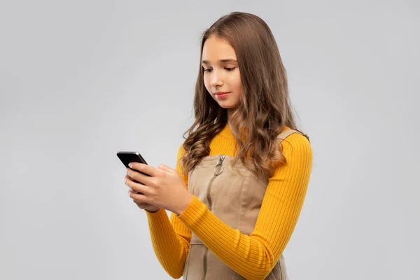 Sorrindo adolescente usando smartphone — Fotografia de Stock