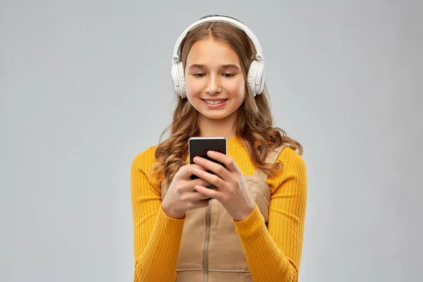 Adolescent fille dans casque écouter de la musique — Photo