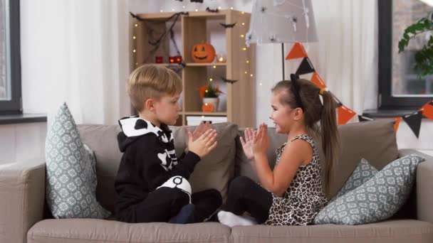 Cadılar Bayramı kostümlü çocuklar evde oyun oynuyorlar. — Stok video