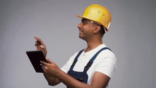 Щасливий індійський будівельник в шоломі з планшетним ПК — стокове відео