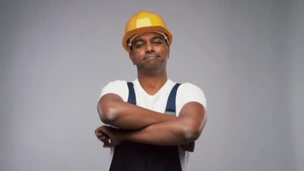 Gelukkig Indiaas arbeider of bouwer met gekruiste armen — Stockvideo