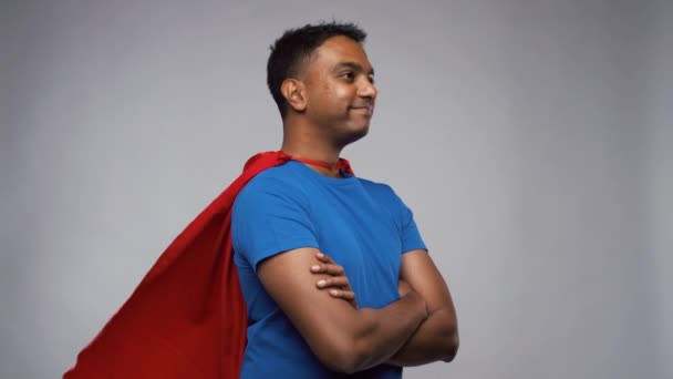 Щасливий усміхнений індійський чоловік у червоному супергеройському мисі — стокове відео