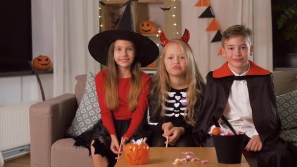 Niños en disfraces de Halloween divertirse en casa — Vídeos de Stock