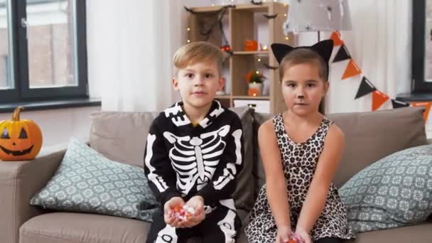 Ungar i halloween kostymer kasta godis hemma — Stockvideo