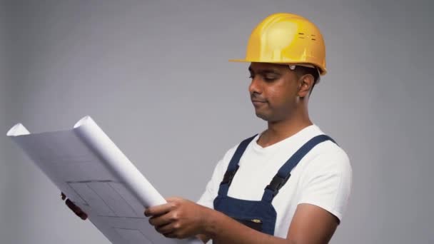 Construtor indiano feliz no capacete com planta — Vídeo de Stock