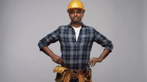 Travailleur indien heureux ou constructeur avec les bras croisés — Video