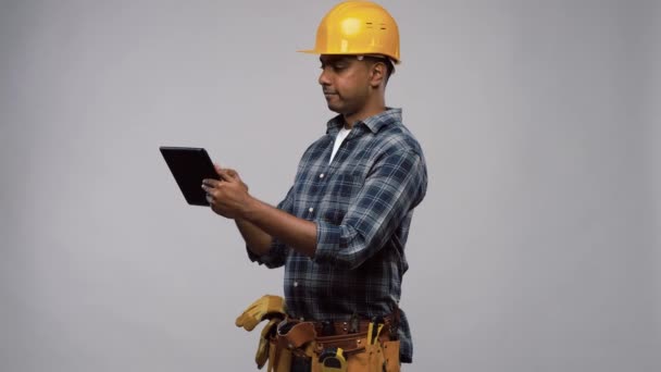 Construtor indiano feliz no capacete com tablet pc — Vídeo de Stock