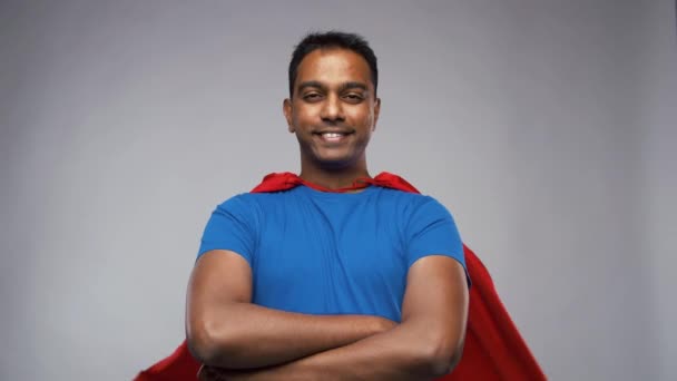 Glad leende indian man i röd superhjälte cape — Stockvideo