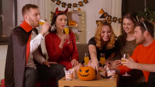 Szczęśliwy przyjaciele w halloween kostiumy w domu party — Wideo stockowe